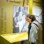 interessierte zu besuch in der ausstellung krebs und emotionen im h rsaal h7 an der universit tsmedizin magdeburg. fotograf ramon kubatzki