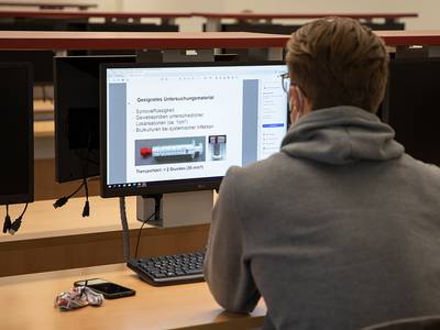 Assistenzärztin Dr. Miriam Mengoni in einem Forschungslabor der Universitätsmedizin Magdeburg