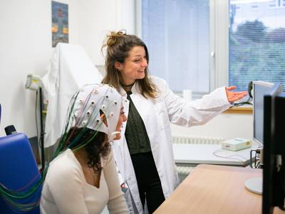 magdalena mischke mit einer probandin w hrend einer eeg messung fotografin sarah kossmann ummd