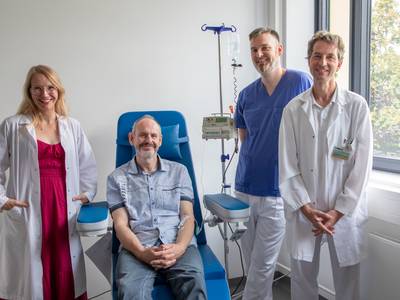 Dr. med. Michaela Butryn (Neurologin), ein Patient der Gedächtnissprechstunde, Pfleger Jonas Reuter sowie Dr. med. Wenzel Glanz (Leitender Arzt der Gedächtnissprechstunde) © Melitta Schubert/UMMD ged chtnissprechstunde alzheimer therampie